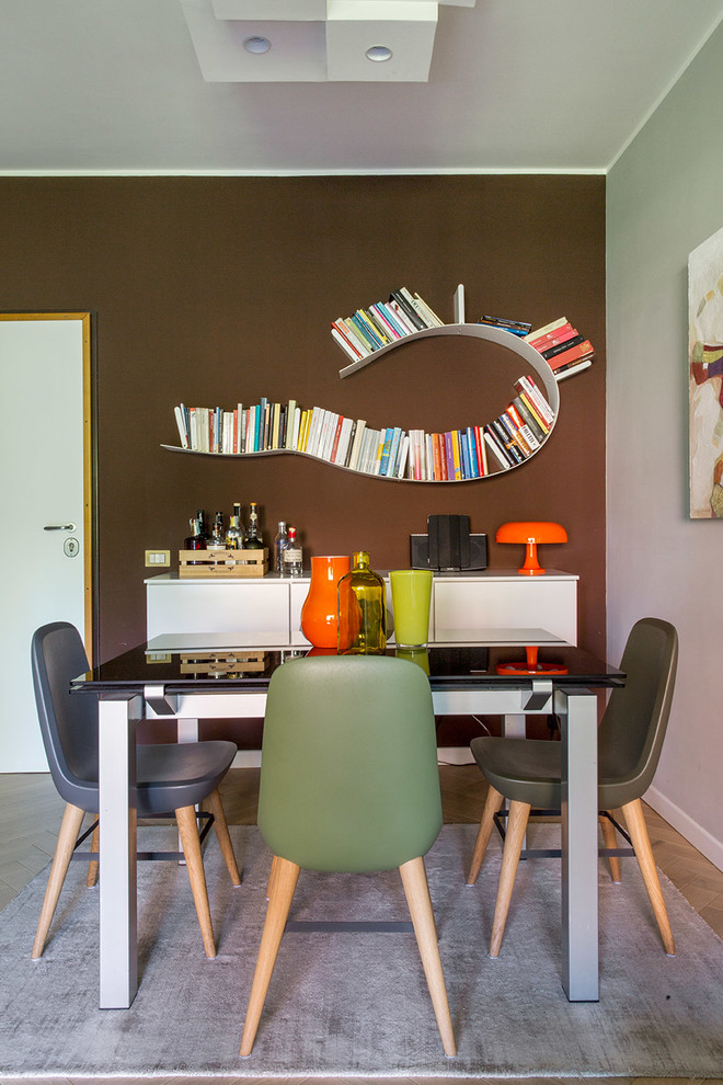 Idee per una sala da pranzo design con pareti marroni, parquet chiaro e pavimento beige