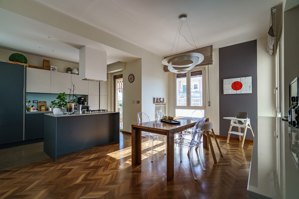 Foto di una grande sala da pranzo aperta verso il soggiorno minimalista con pareti grigie, parquet chiaro e pavimento marrone