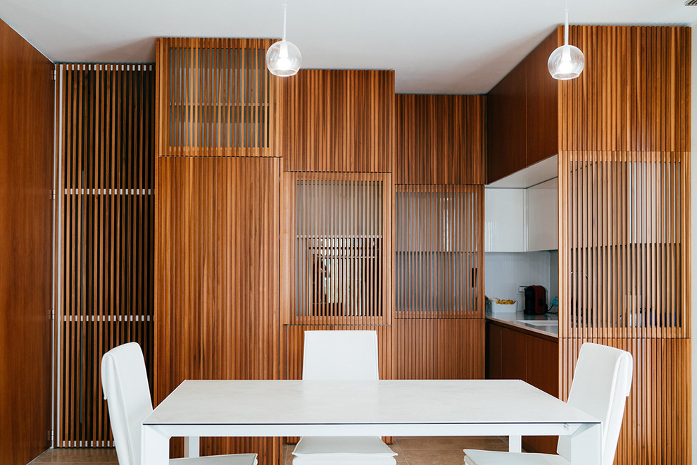 Immagine di una piccola sala da pranzo aperta verso la cucina design