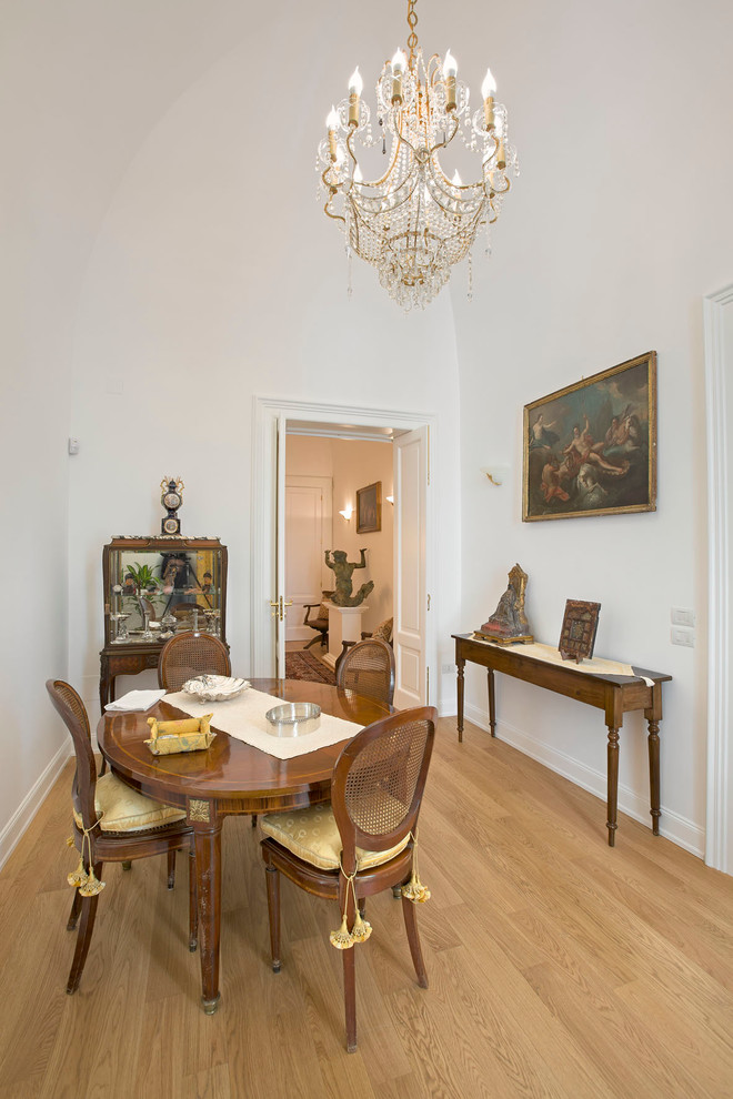 Immagine di una sala da pranzo classica di medie dimensioni con pareti bianche e pavimento in legno massello medio