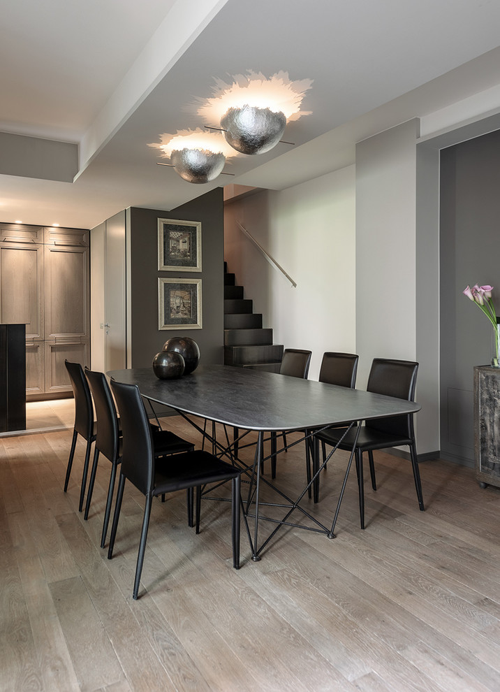 Идея дизайна: столовая в стиле неоклассика (современная классика) с серыми стенами, паркетным полом среднего тона и коричневым полом