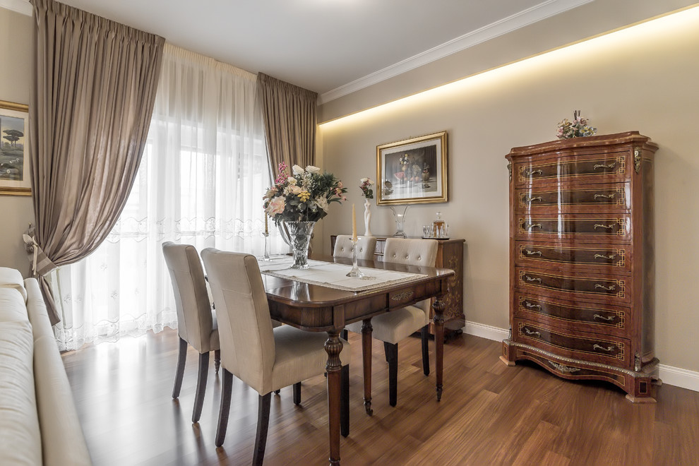 Cette photo montre une salle à manger ouverte sur le salon chic de taille moyenne avec un mur beige et un sol en bois brun.