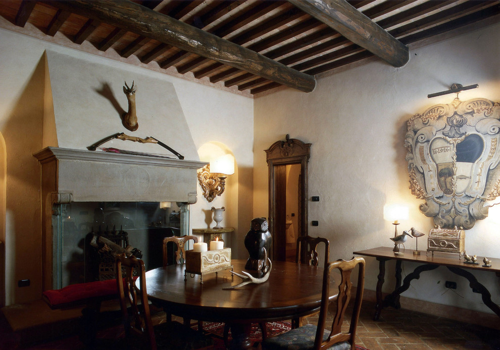 Offenes, Mittelgroßes Country Esszimmer mit beiger Wandfarbe, Backsteinboden, Kamin und Kaminumrandung aus Stein in Florenz