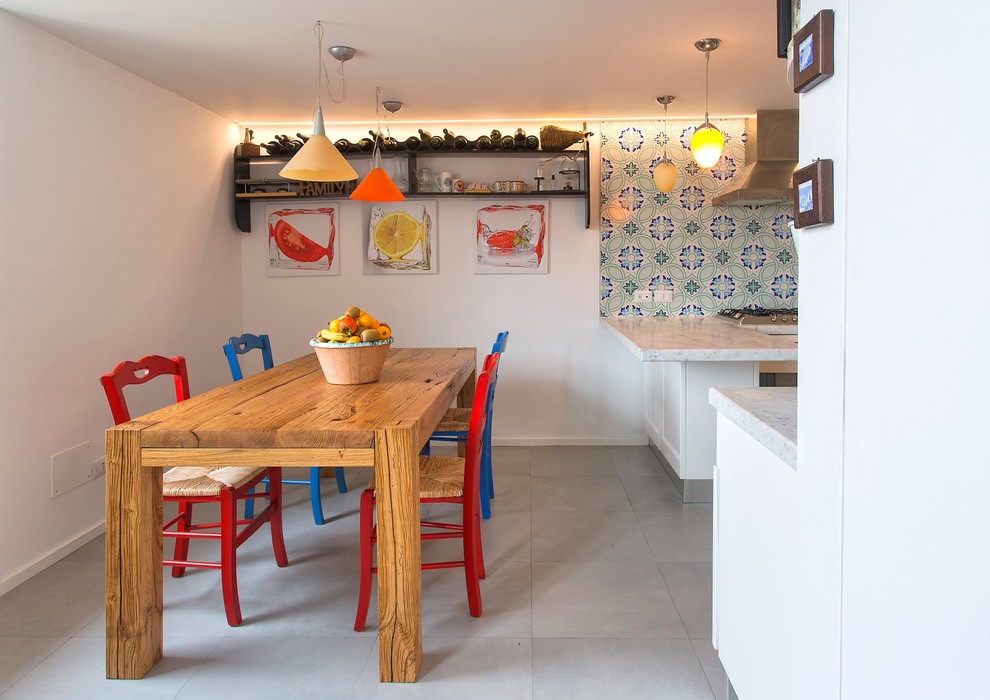 Idéer för att renovera en liten medelhavsstil matplats med öppen planlösning, med vita väggar, klinkergolv i porslin och grått golv