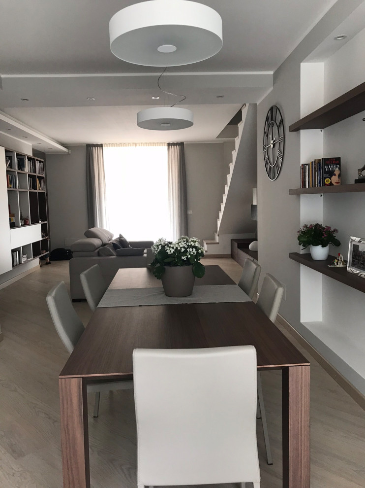 Esempio di una piccola sala da pranzo minimalista chiusa con pavimento in gres porcellanato, pareti bianche e pavimento marrone