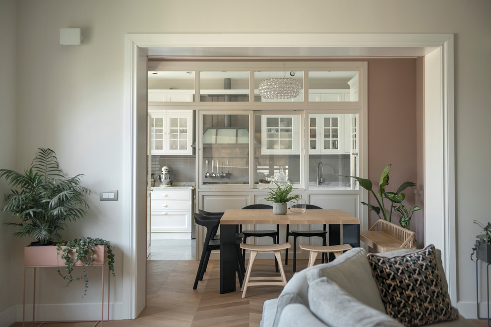 Große Moderne Wohnküche mit rosa Wandfarbe, hellem Holzboden und braunem Boden in Rom