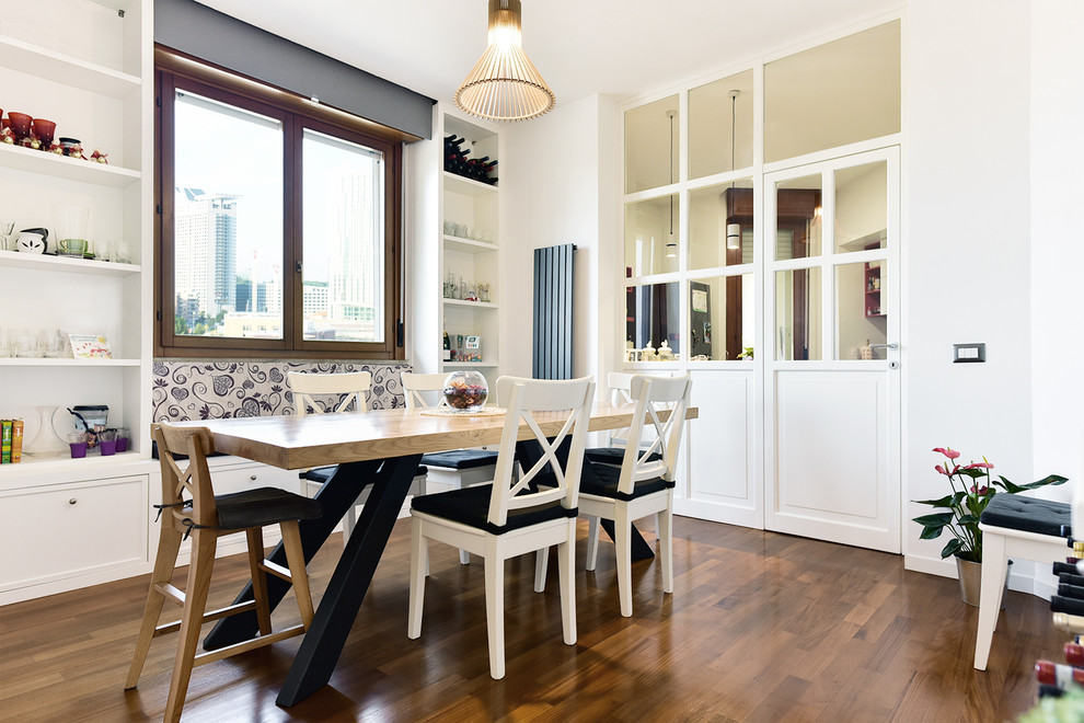 Idee per una piccola sala da pranzo aperta verso la cucina moderna con pareti bianche e parquet scuro