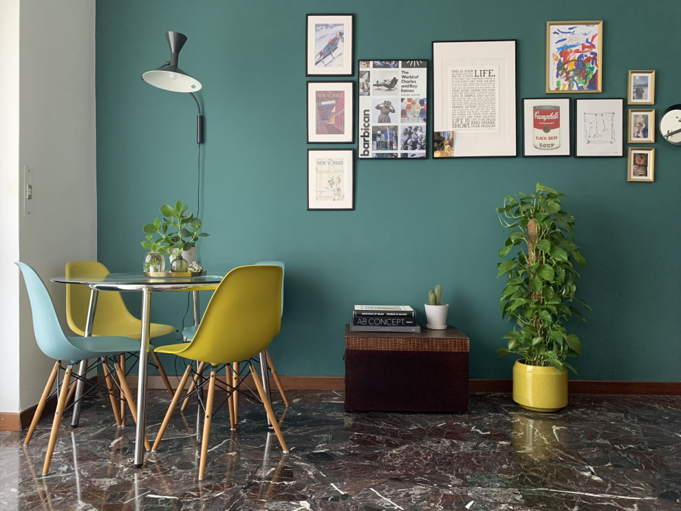 На фото: маленькая гостиная-столовая в современном стиле с зелеными стенами, мраморным полом и фиолетовым полом для на участке и в саду