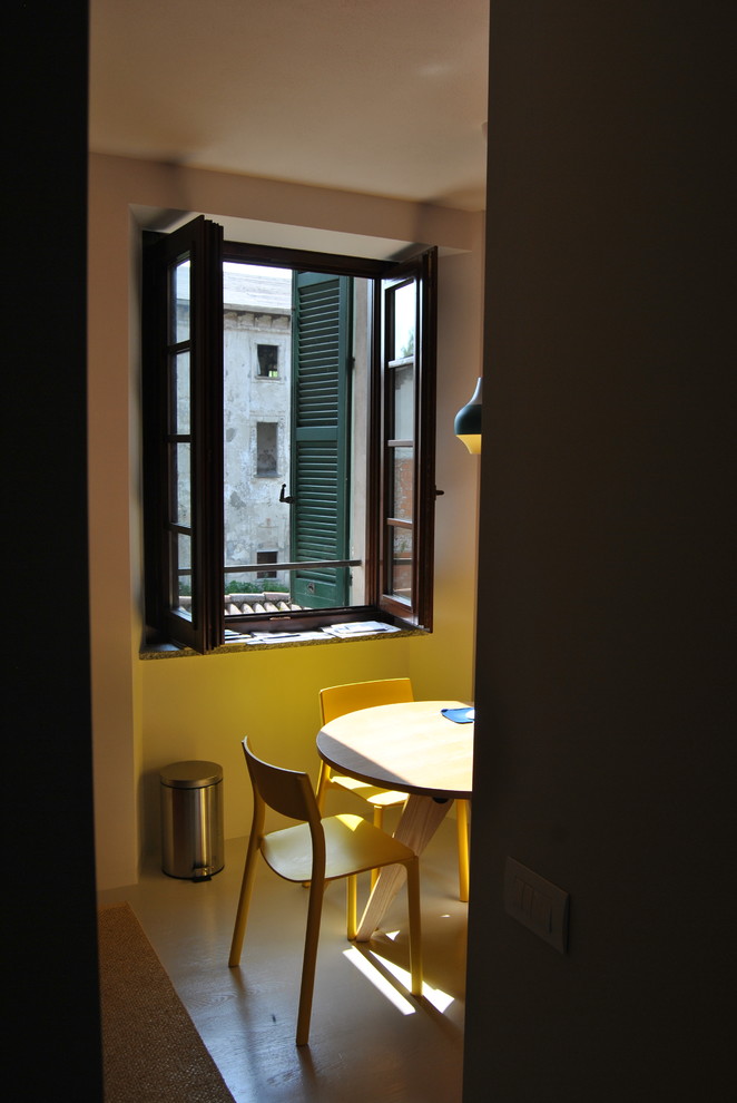 На фото: маленькая гостиная-столовая в современном стиле с белыми стенами для на участке и в саду