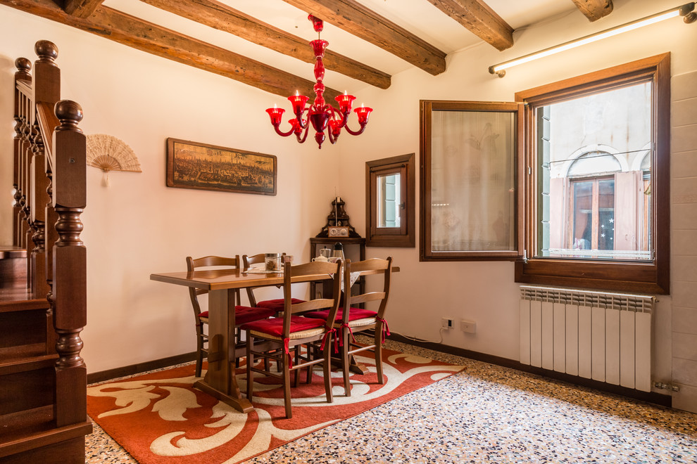 ヴェネツィアにあるエクレクティックスタイルのおしゃれなダイニングキッチン (ベージュの壁、暖炉なし、マルチカラーの床) の写真