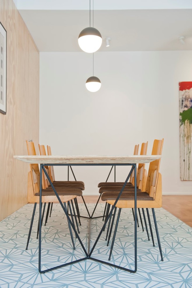Inspiration för en mellanstor minimalistisk matplats med öppen planlösning, med blå väggar, betonggolv och blått golv