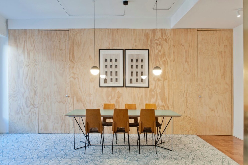 Foto di una sala da pranzo aperta verso il soggiorno scandinava di medie dimensioni con pareti blu, pavimento in cemento e pavimento blu