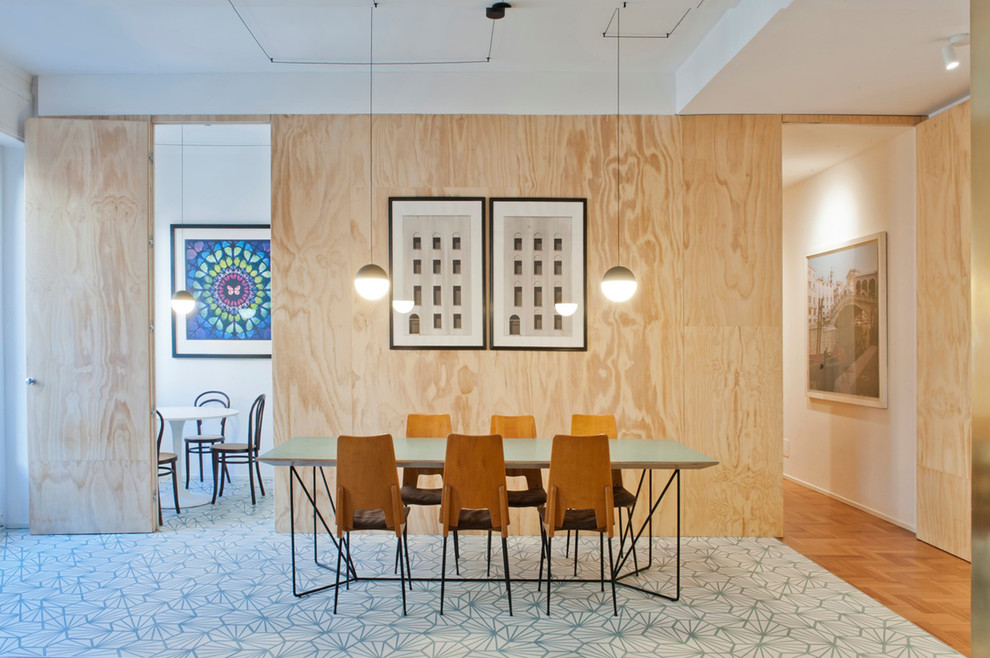Inspiration pour une salle à manger ouverte sur le salon nordique de taille moyenne avec un mur bleu, sol en béton ciré et un sol bleu.