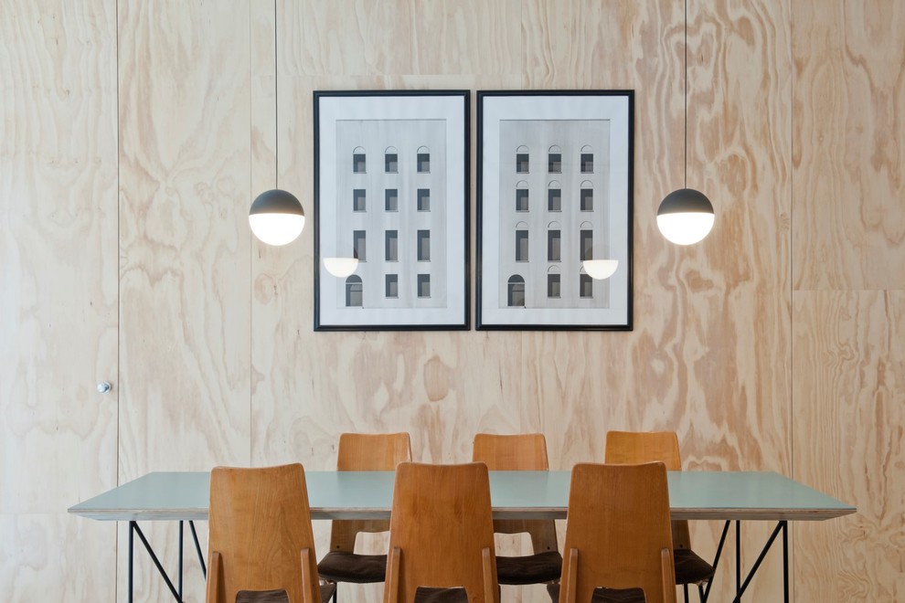 На фото: гостиная-столовая среднего размера в скандинавском стиле с синими стенами, бетонным полом и синим полом с