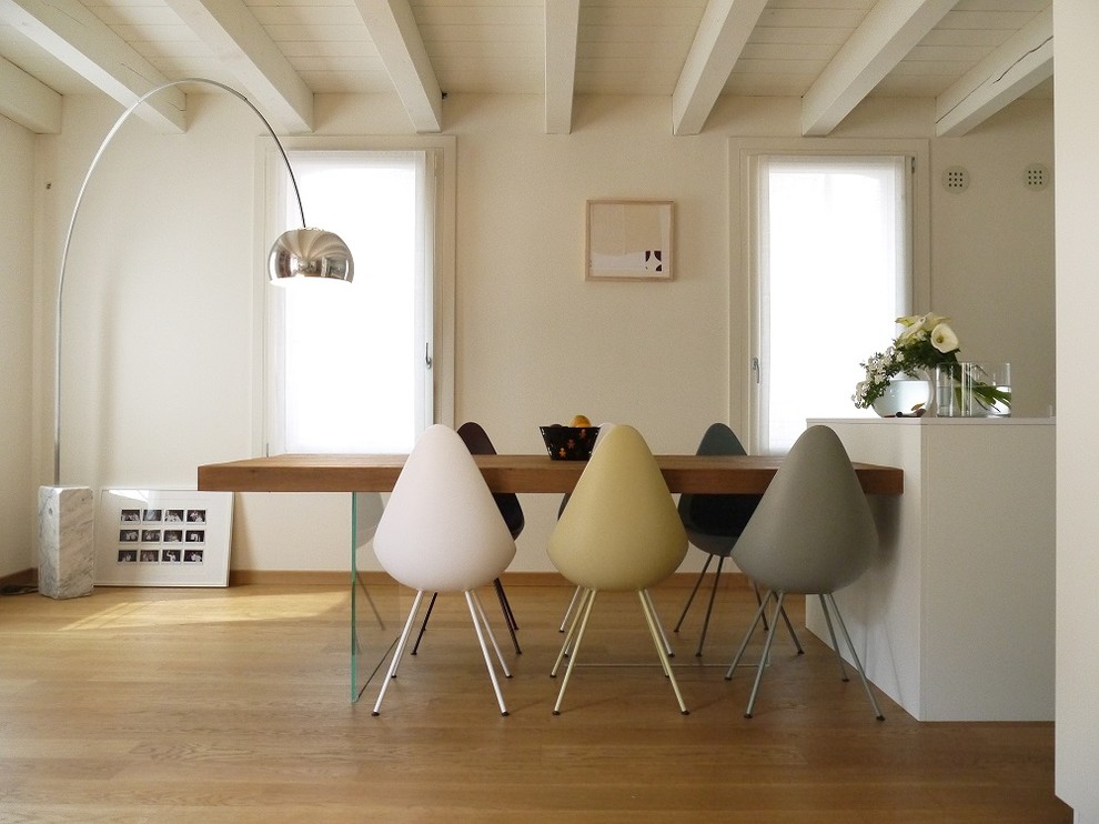 Idee per una sala da pranzo aperta verso la cucina contemporanea di medie dimensioni con pareti bianche, pavimento in legno massello medio e pavimento marrone