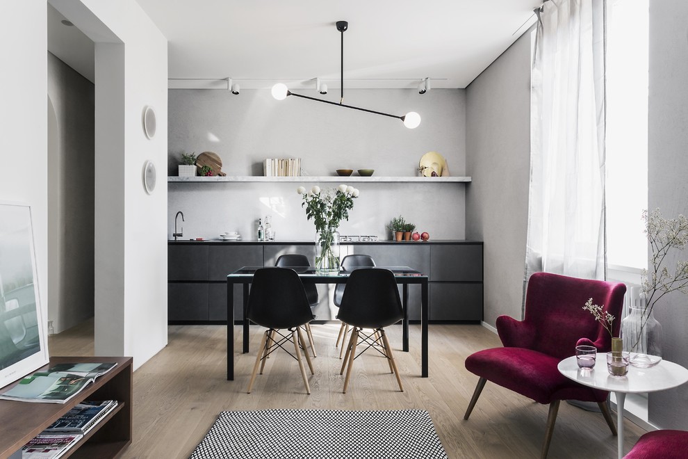 Пример оригинального дизайна: гостиная-столовая в скандинавском стиле с серыми стенами и светлым паркетным полом