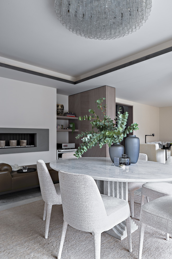 Источник вдохновения для домашнего уюта: столовая в современном стиле с горизонтальным камином и фасадом камина из бетона