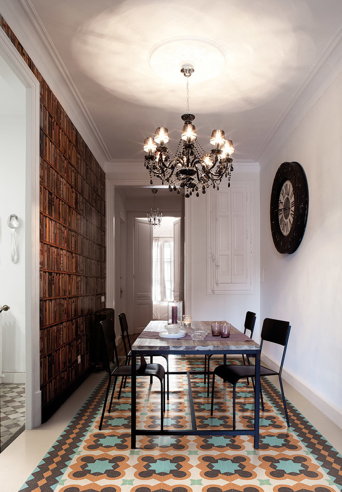 Foto di una sala da pranzo minimalista chiusa e di medie dimensioni con pareti bianche e pavimento con piastrelle in ceramica