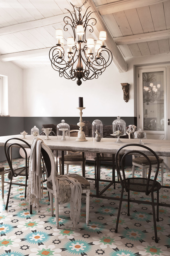 Idée de décoration pour une grande salle à manger style shabby chic fermée avec un mur blanc et un sol en carrelage de céramique.