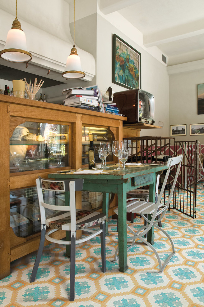 Imagen de comedor de cocina retro de tamaño medio con paredes blancas y suelo de mármol