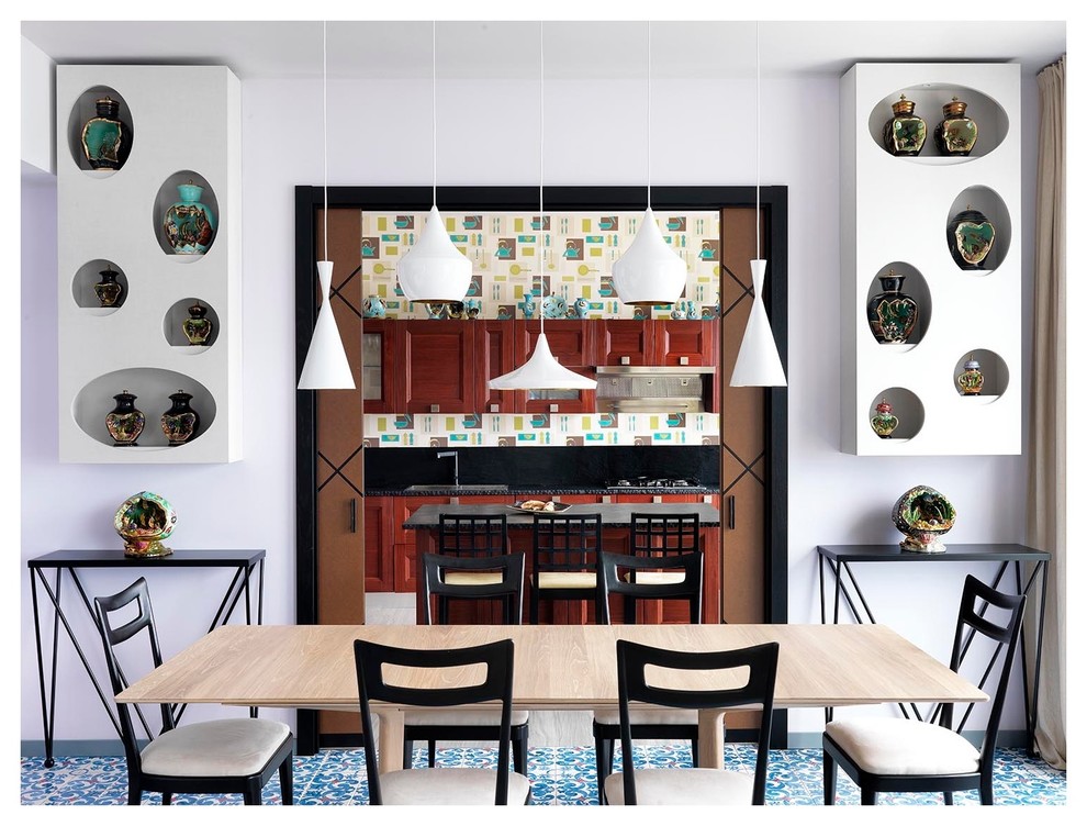 Стильный дизайн: столовая в стиле фьюжн с белыми стенами, полом из керамической плитки и бирюзовым полом - последний тренд