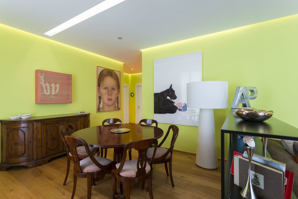 Cette image montre une petite salle à manger bohème avec un mur vert, parquet peint, aucune cheminée et un plafond décaissé.