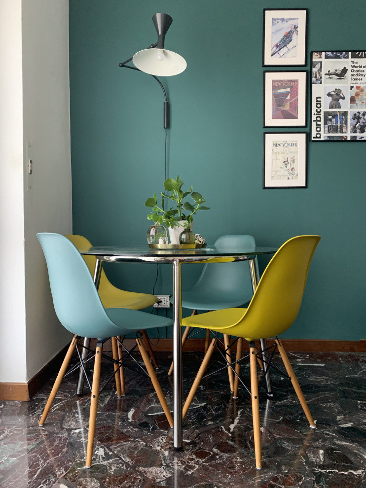 Immagine di una piccola sala da pranzo aperta verso il soggiorno design con pareti verdi, pavimento in marmo e pavimento viola