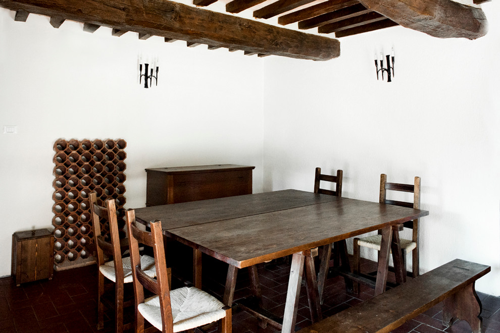 Große Landhaus Wohnküche mit Terrakottaboden, weißer Wandfarbe und braunem Boden in Rom