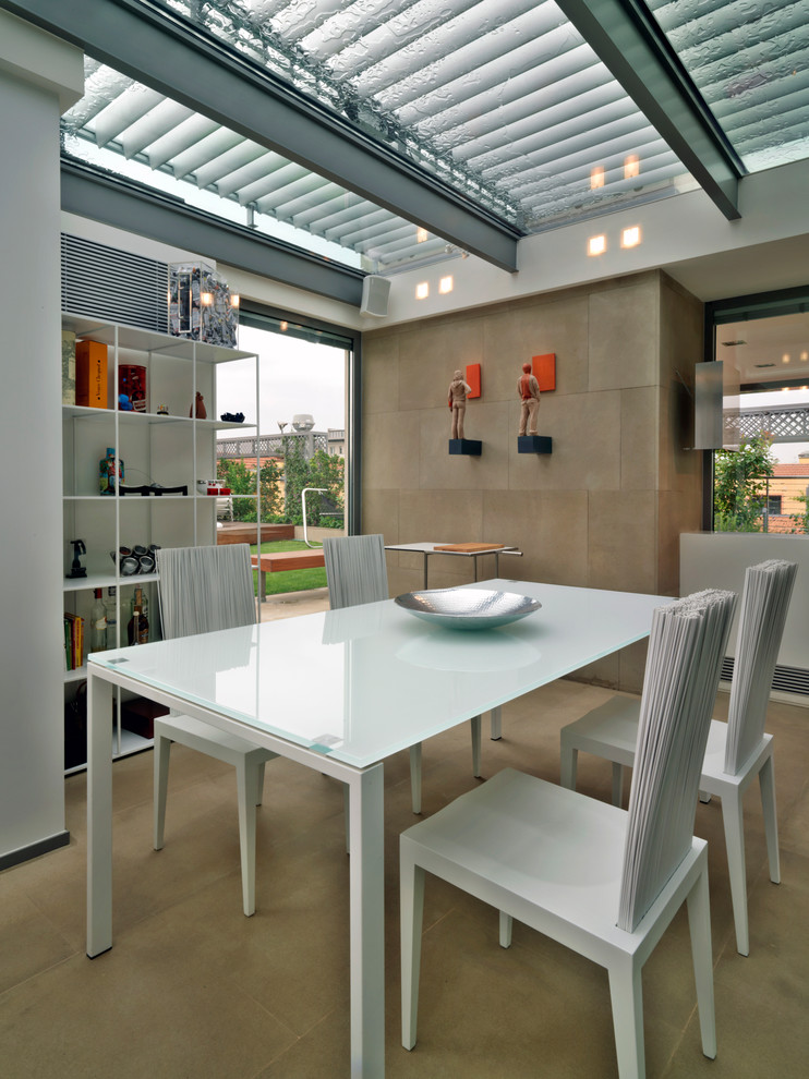 Exempel på en modern matplats med öppen planlösning, med beige väggar