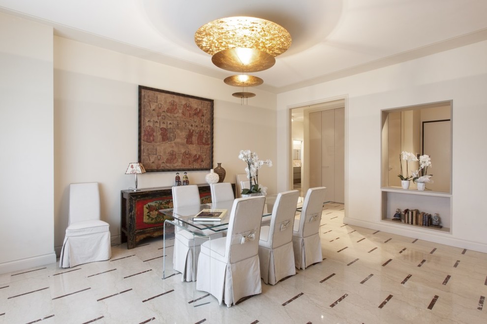 Idee per un'ampia sala da pranzo aperta verso il soggiorno eclettica con pareti beige, pavimento in marmo e pavimento beige