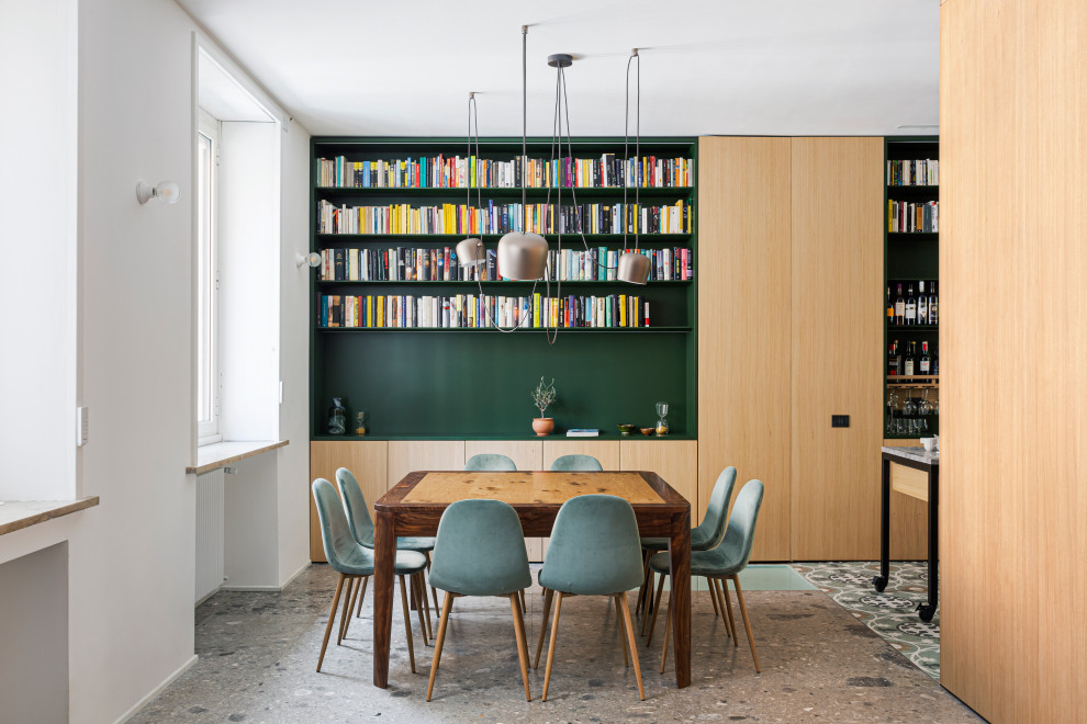 Geräumige Moderne Wohnküche mit weißer Wandfarbe, Marmorboden und grauem Boden in Mailand