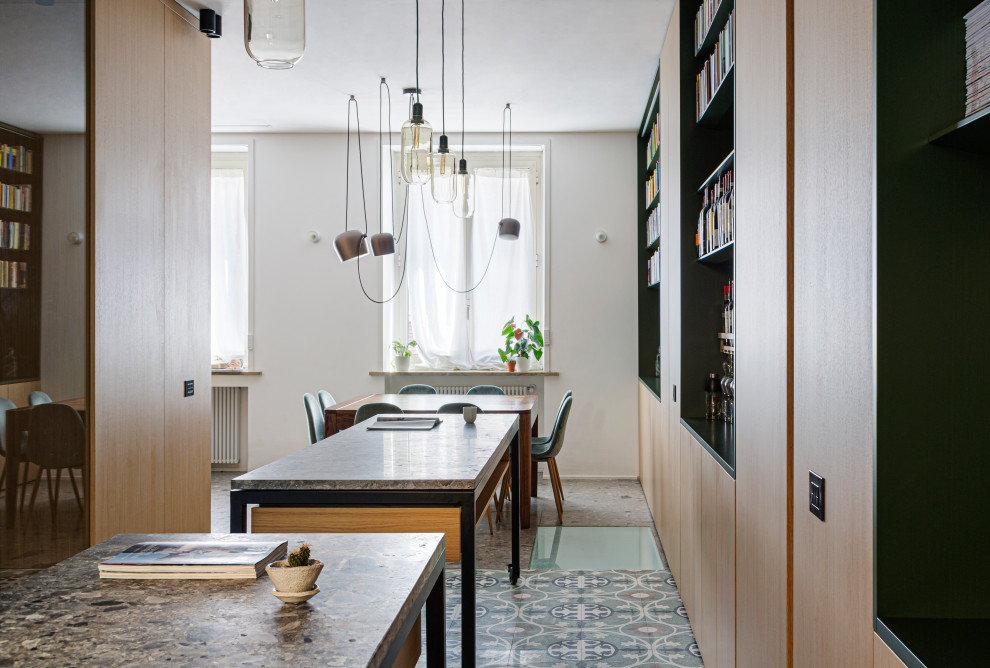 Exempel på ett mycket stort modernt kök med matplats, med bruna väggar, marmorgolv och grått golv