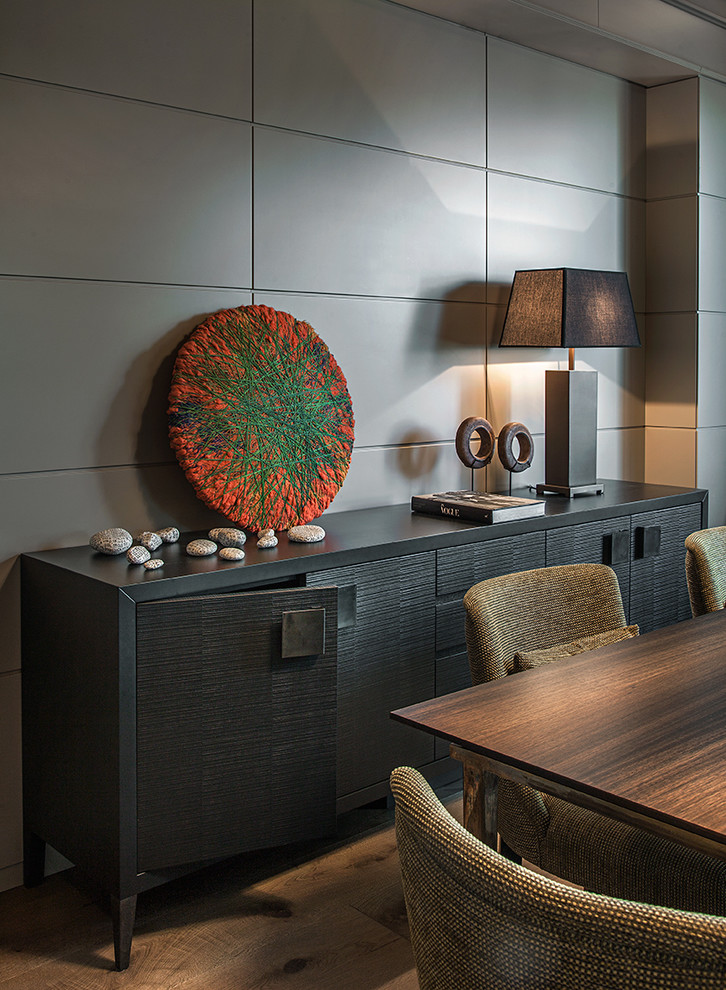 Idee per una sala da pranzo contemporanea con pareti grigie, parquet scuro e pavimento marrone