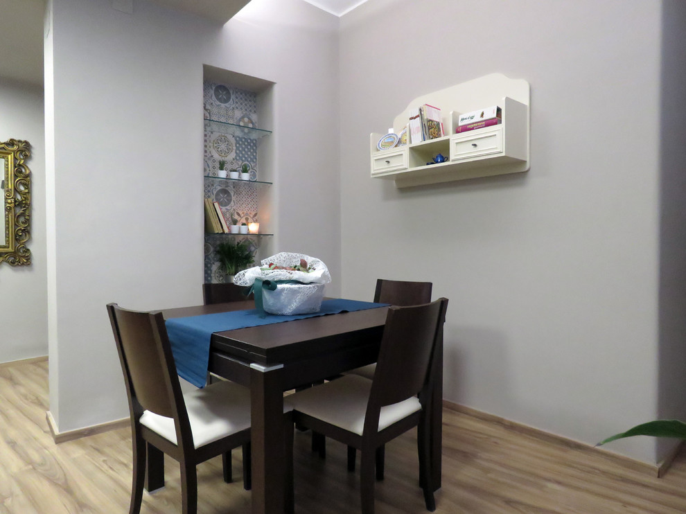 На фото: маленькая гостиная-столовая в стиле фьюжн с коричневыми стенами, полом из ламината и коричневым полом для на участке и в саду с