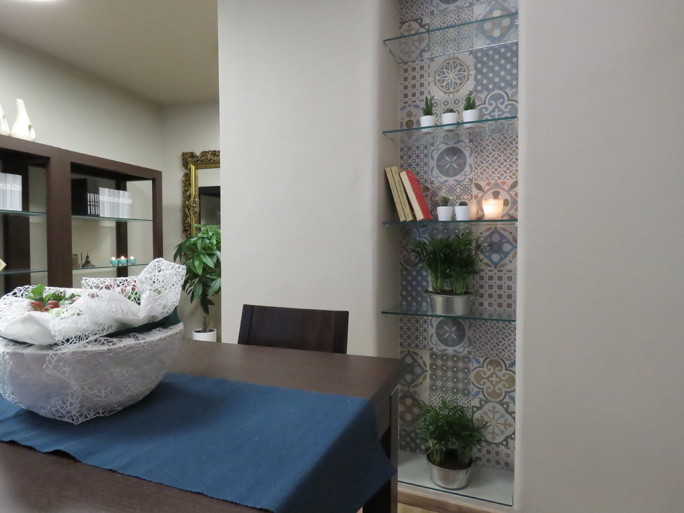 Стильный дизайн: маленькая гостиная-столовая в стиле фьюжн с коричневыми стенами, полом из ламината и коричневым полом для на участке и в саду - последний тренд