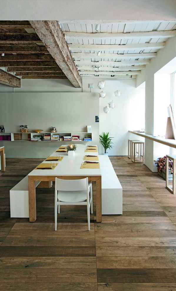 Idee per una sala da pranzo mediterranea con pavimento in gres porcellanato e pavimento marrone