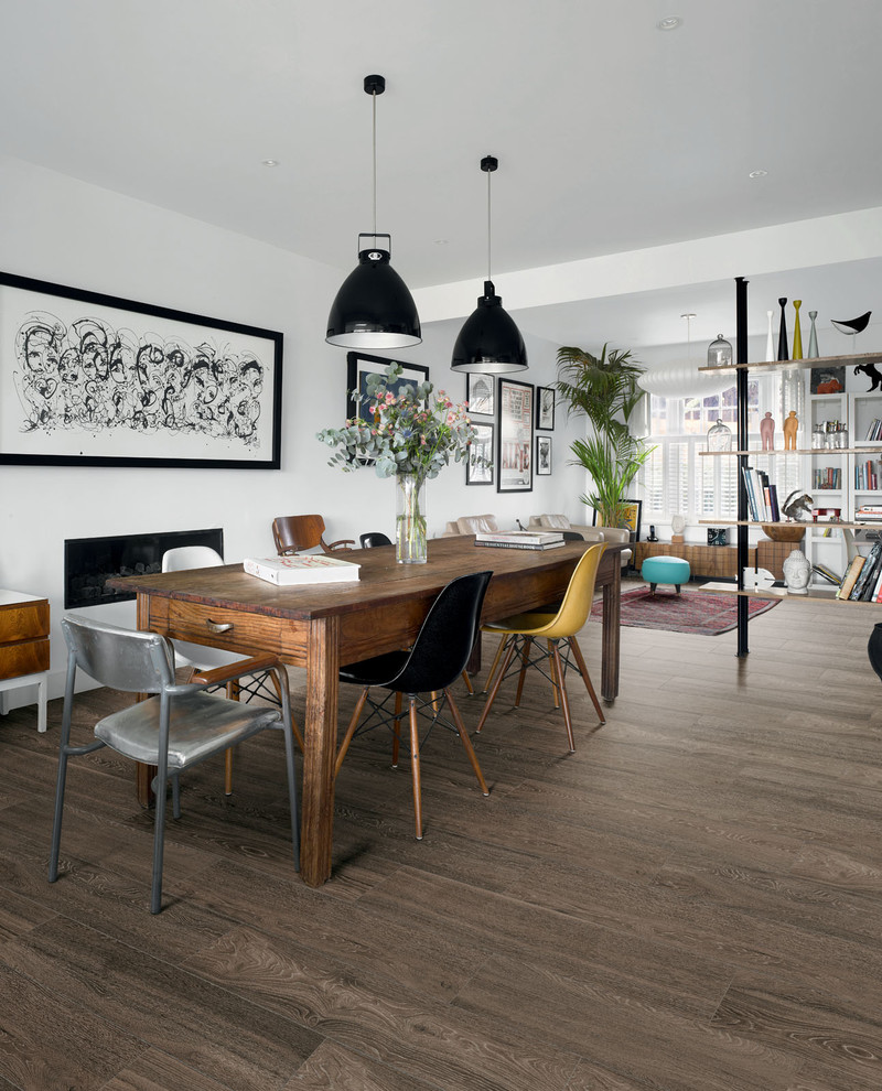 Idéer för nordiska matplatser, med klinkergolv i porslin, vita väggar och brunt golv