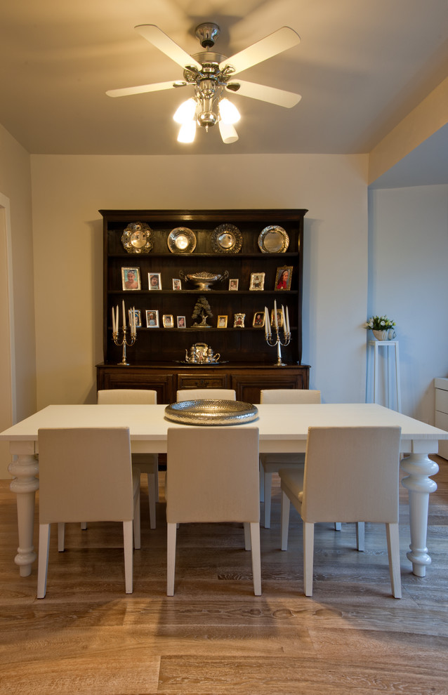 Cette image montre une salle à manger minimaliste.