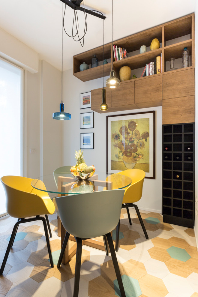 Esempio di una sala da pranzo aperta verso la cucina contemporanea con pareti bianche, pavimento in legno verniciato e pavimento multicolore