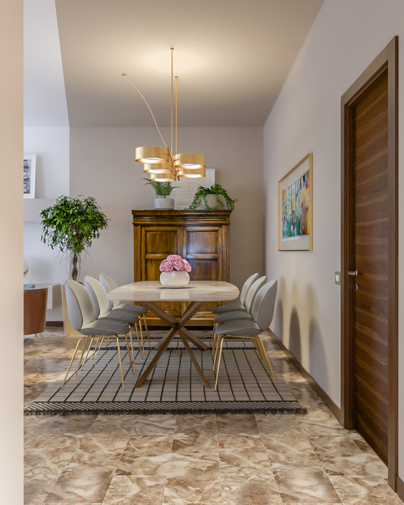 Idee per una sala da pranzo aperta verso il soggiorno minimal di medie dimensioni con pareti beige, pavimento in marmo e pavimento multicolore