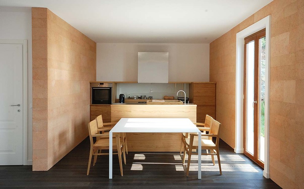 Источник вдохновения для домашнего уюта: кухня-столовая в стиле модернизм с белыми стенами и темным паркетным полом