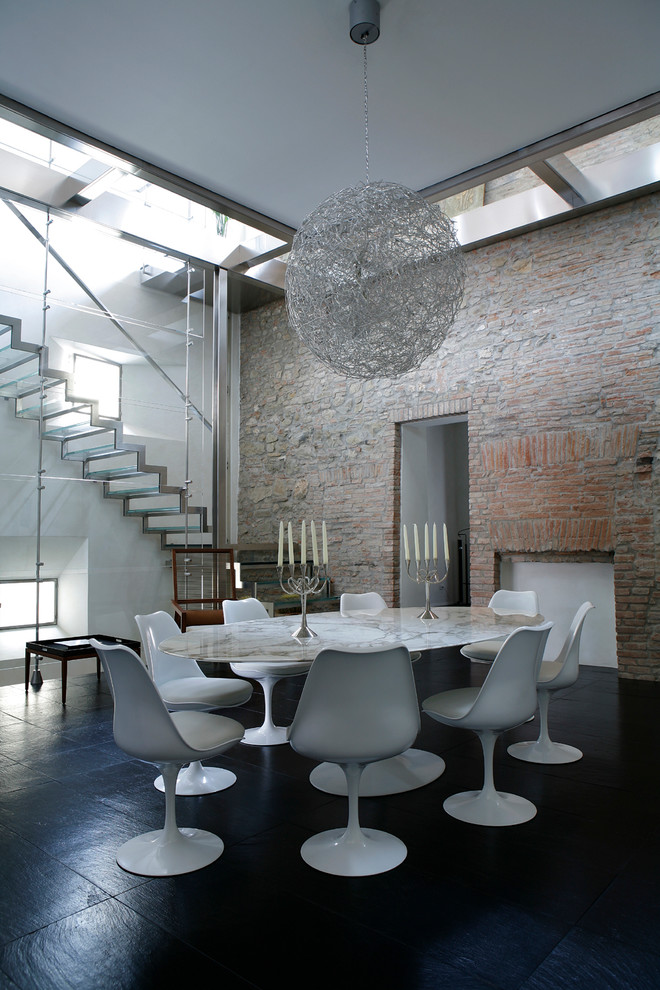 Ispirazione per una sala da pranzo contemporanea con pareti bianche e pavimento in ardesia