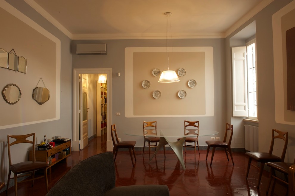 Cette photo montre une salle à manger ouverte sur le salon rétro de taille moyenne avec un mur multicolore, un sol en carrelage de céramique et un sol rouge.