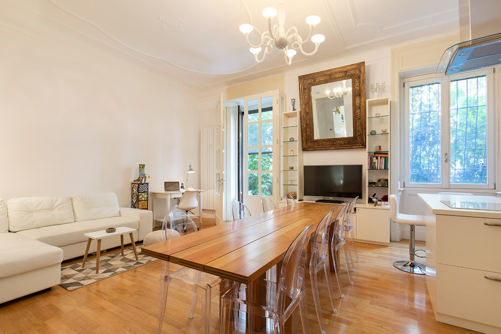 Esempio di una sala da pranzo aperta verso il soggiorno etnica di medie dimensioni con pareti bianche, pavimento in legno massello medio e pavimento marrone