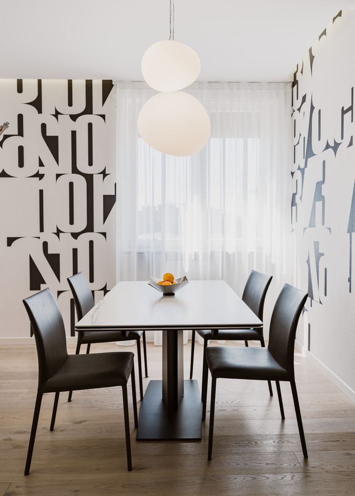 Ispirazione per una grande sala da pranzo aperta verso il soggiorno moderna con parquet chiaro e pavimento beige