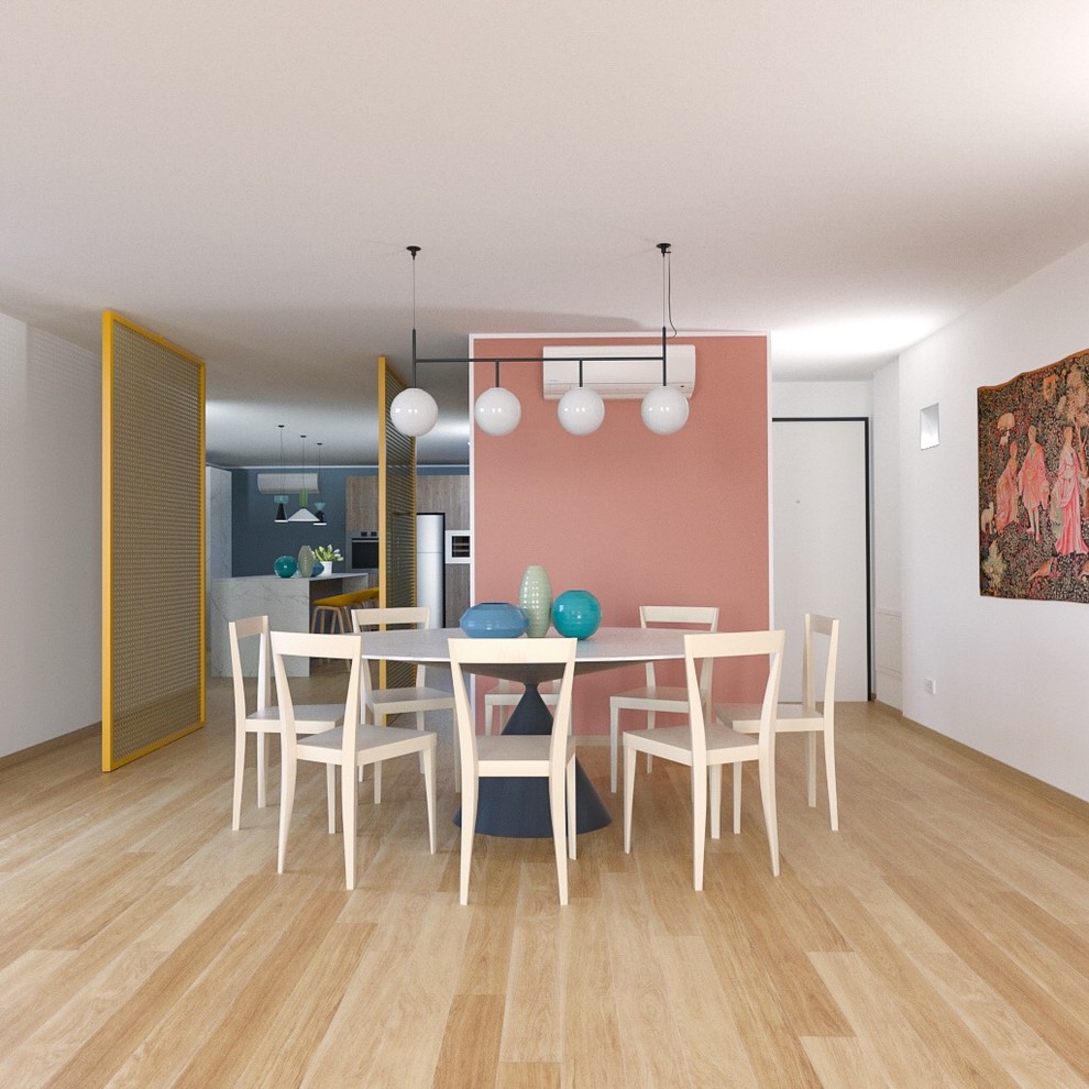 Exempel på en mellanstor modern matplats med öppen planlösning, med rosa väggar och ljust trägolv