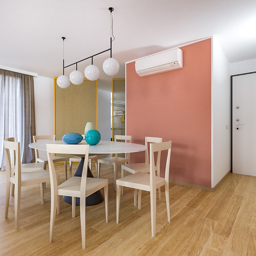 Cette photo montre une salle à manger ouverte sur le salon tendance de taille moyenne avec un mur rose, parquet clair et un sol beige.