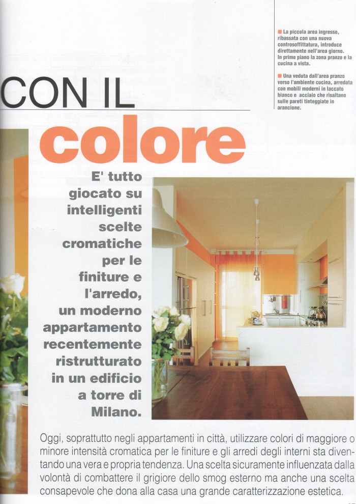 Offenes, Kleines Stilmix Esszimmer mit oranger Wandfarbe und dunklem Holzboden in Mailand