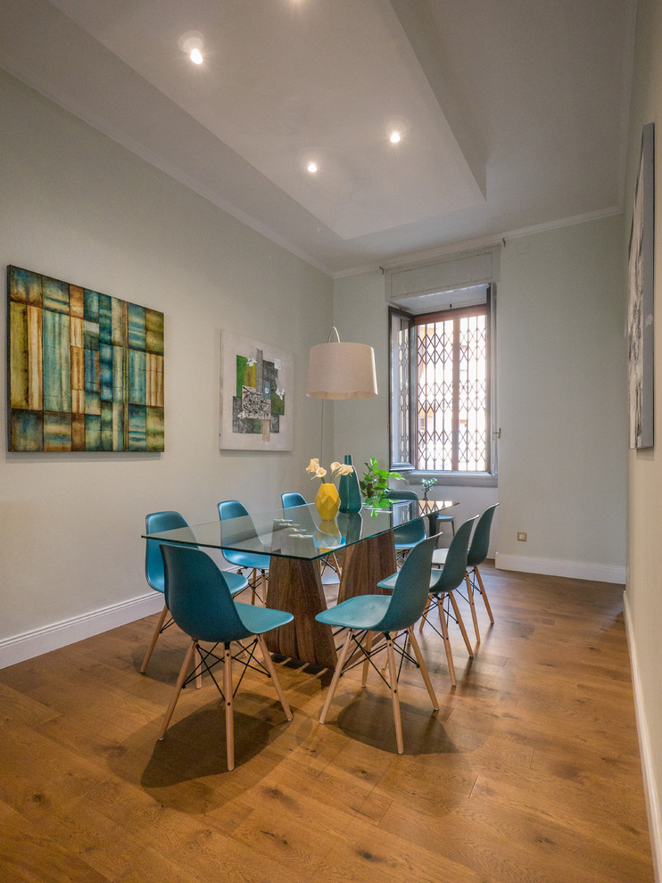 Foto di una sala da pranzo aperta verso il soggiorno design di medie dimensioni con pareti grigie, pavimento in legno massello medio e pavimento marrone