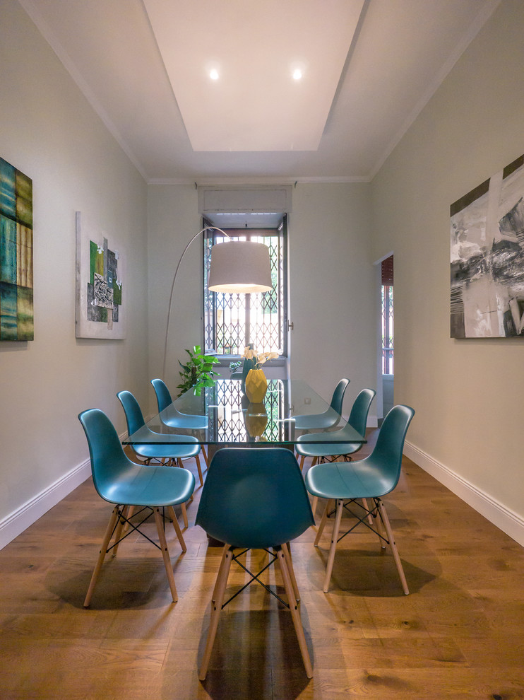 Esempio di una sala da pranzo aperta verso il soggiorno contemporanea di medie dimensioni con pareti grigie, pavimento in legno massello medio e pavimento marrone